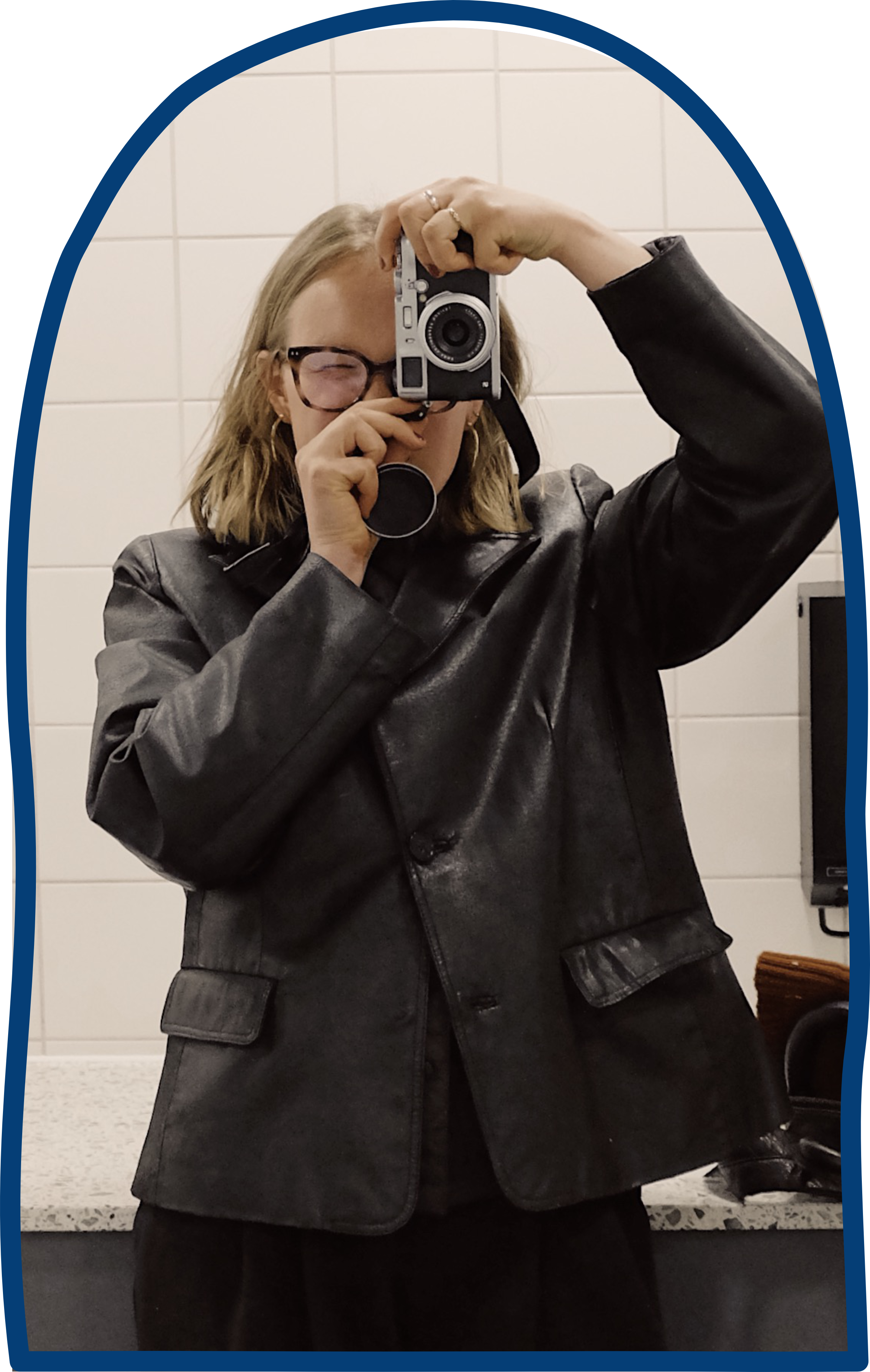 Mirror selfie of Wies Ruyters taking a photo with a Fujifilm camera.